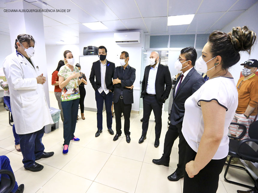 Secretário de Saúde visita Hospital do Guará e constata melhorias