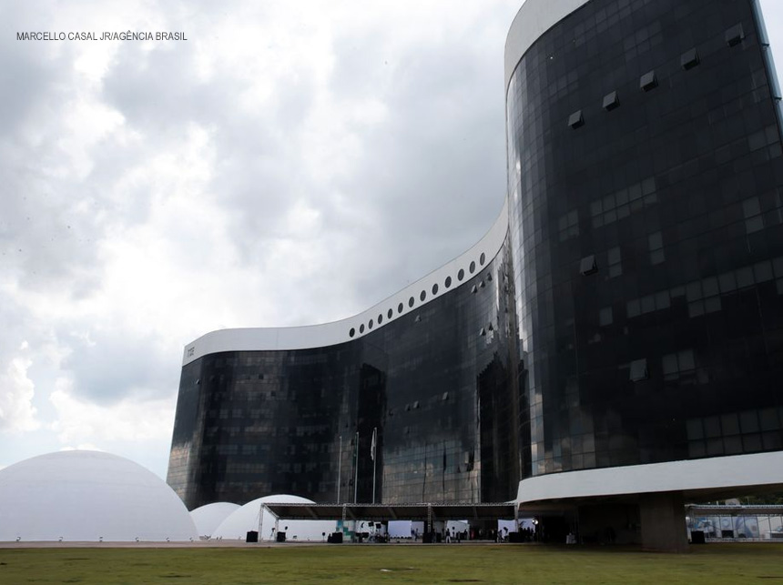 TSE encontra R$ 60 milhões em irregularidades nas contas de candidatos