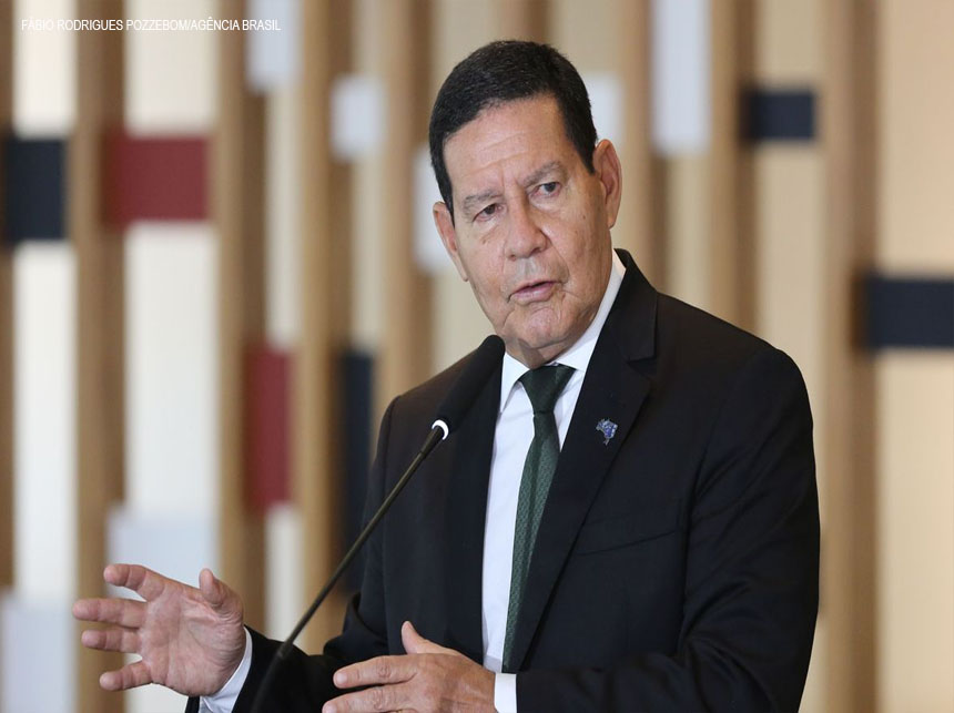 Hamilton Mourão está sem febre e se recupera bem, diz assessoria