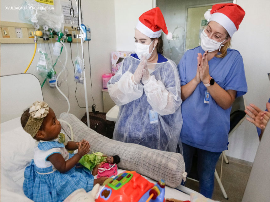 Crianças do Hospital de Santa Maria ganham presentes de Natal