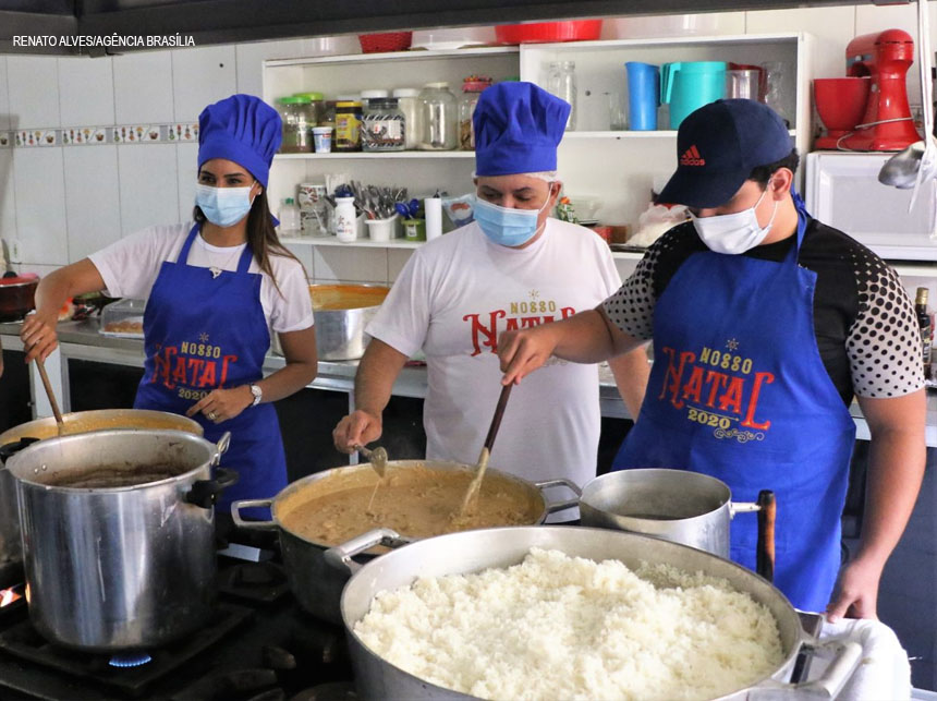 Chefs fazem cardápio especial com itens de cesta básica para pessoas em vulnerabilidade