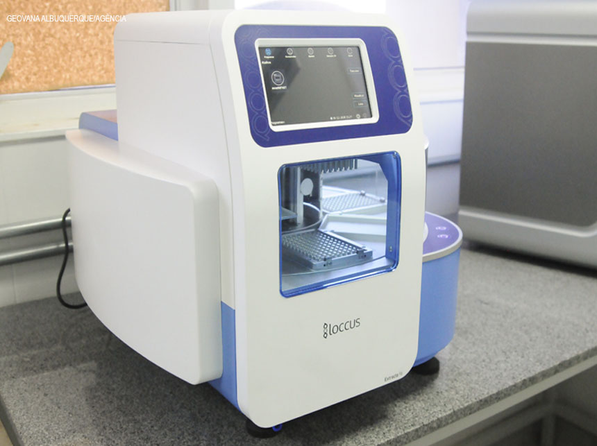 Lacen recebe equipamento que ampliará capacidade de diagnóstico dos casos de Covid-19