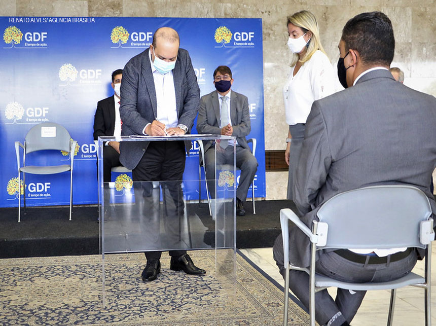 Ibaneis sanciona lei, que deve regularizar 5 mil ocupações rurais no DF