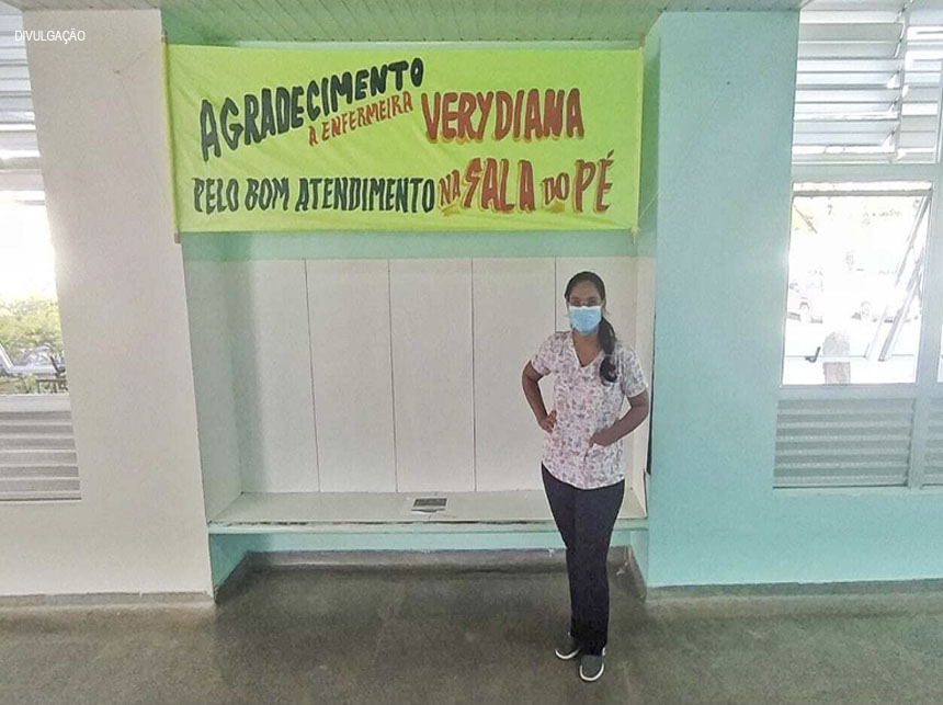 Paciente diabética do HRL homenageia enfermeira