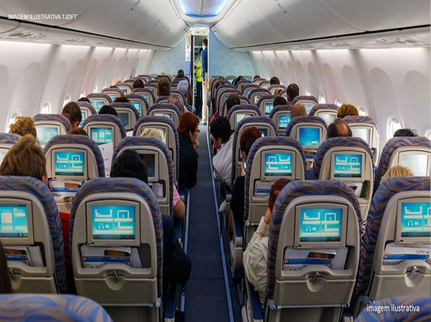 Covid-19: empresa aérea é condenada a pagar danos morais por não oferecer auxílio adequado a consumidor