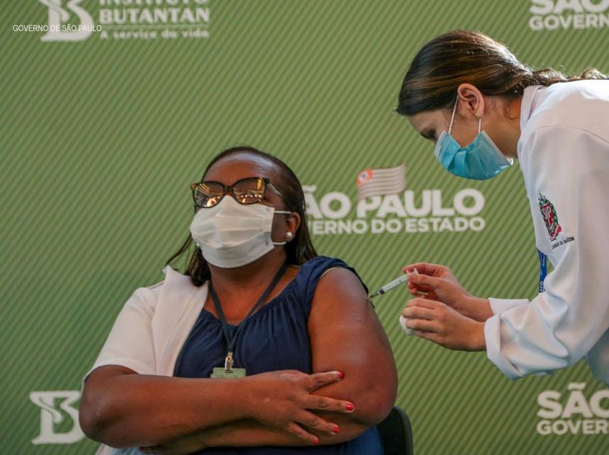 Enfermeira de São Paulo é primeira brasileira vacinada contra covid-19