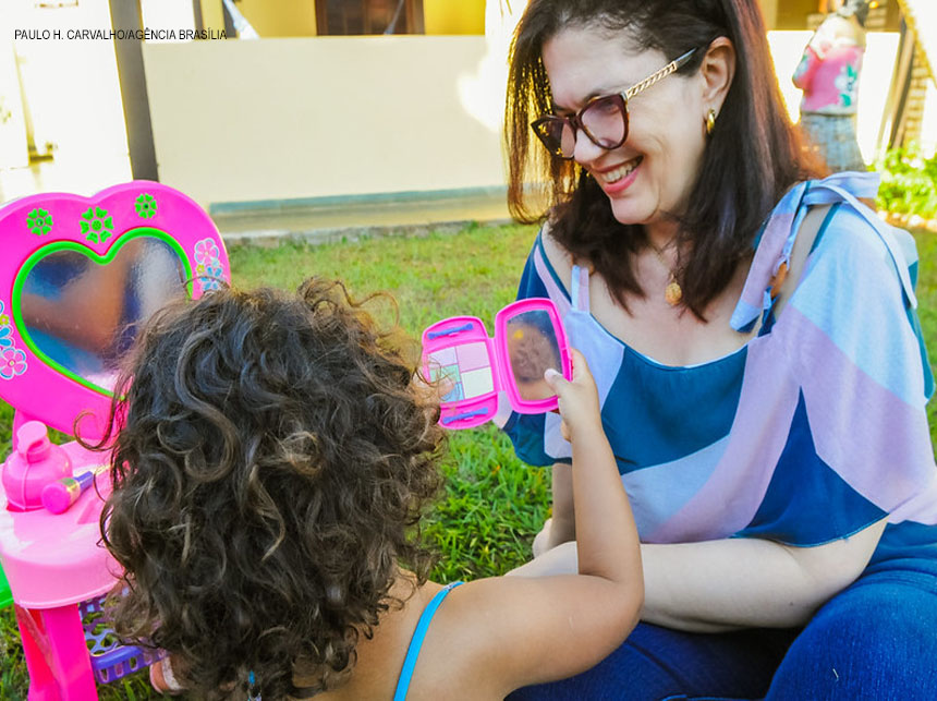 GDF sanciona lei fortalece de acolhimento familiar para crianças de 0 a 6 anos