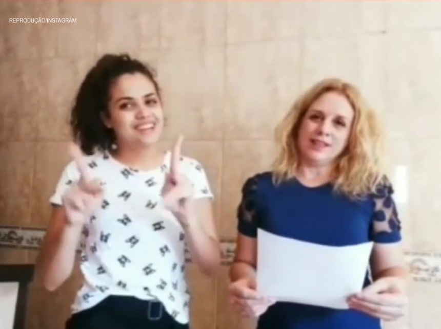 Mãe e filha homenageiam Jorge Vianna por autoria de lei que garante prova em Libras a deficientes auditivos, nos concursos públicos do DF