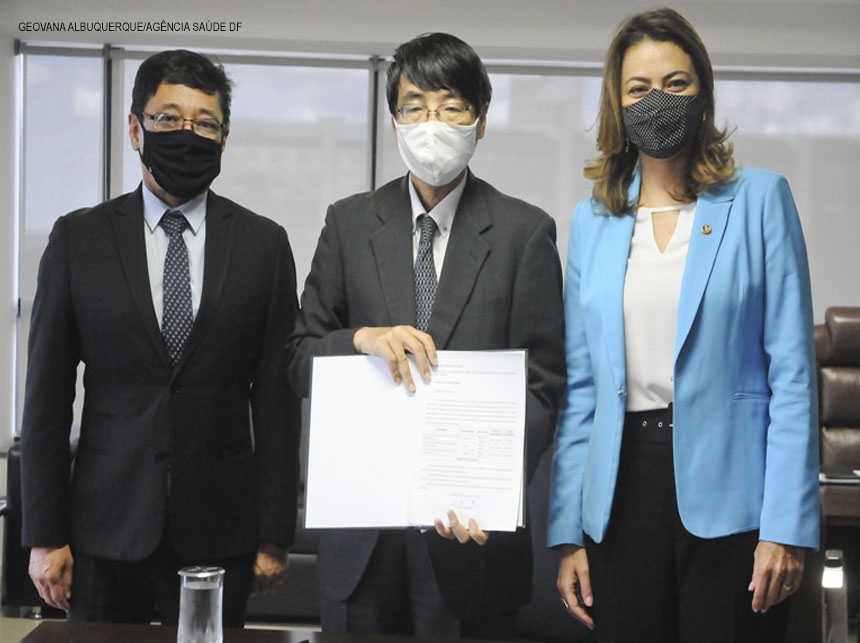 Secretaria de Saúde recebe doação de luvas da embaixada do Japão