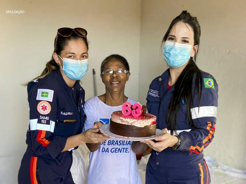Equipe do Samu faz surpresa para idosa após atendimento