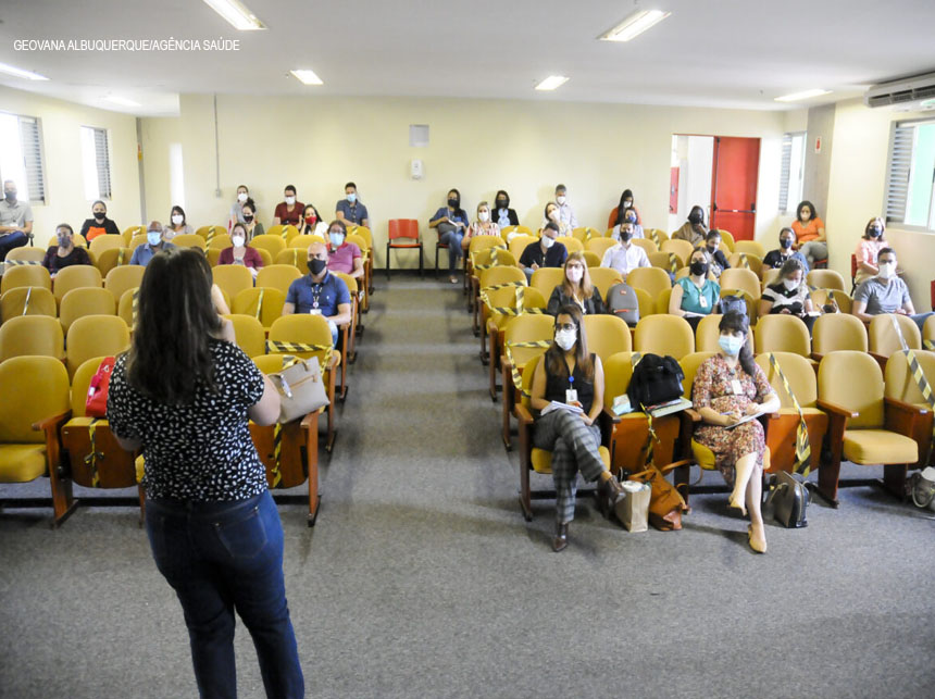 Profissionais da saúde participam de treinamento técnico para vacinação