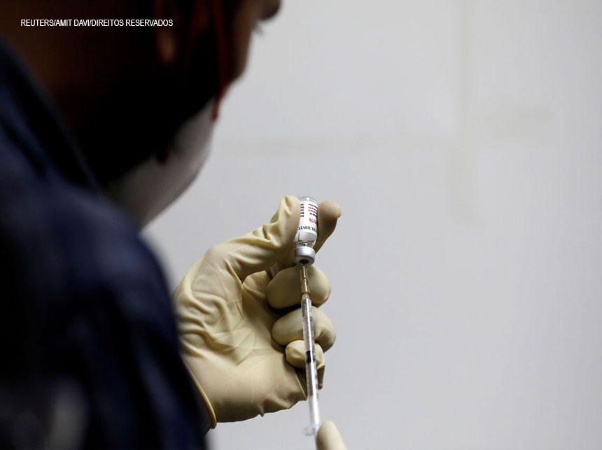 Clínicas particulares brasileiras negociam compra de vacina da Índia