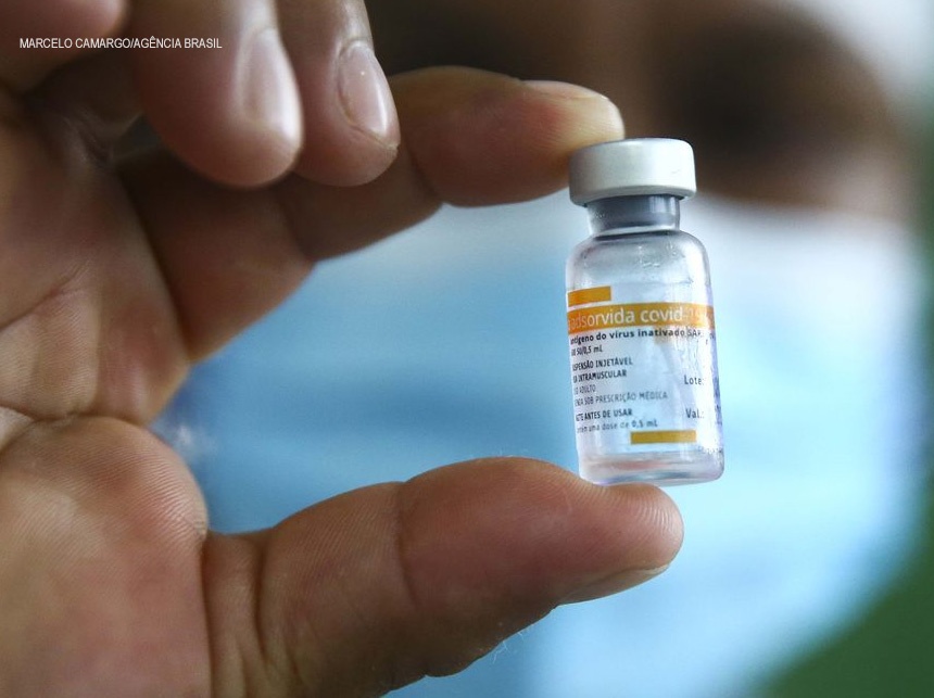 Estudo diz que vacinados com CoronaVac têm 74% menos chance de morte