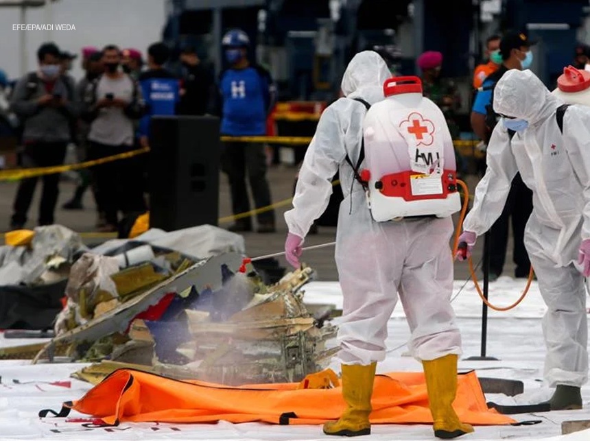 Corpos e destroços do do Boeing 737 que caiu na Indonésia são encontrados