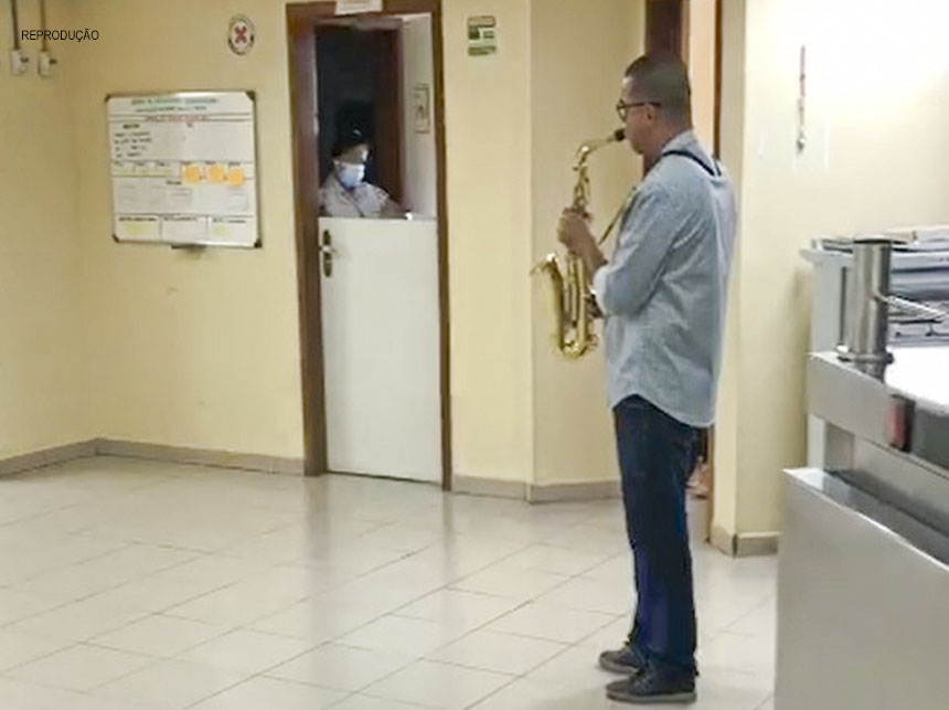 Filho toca saxofone para o pai internado com Covid-19