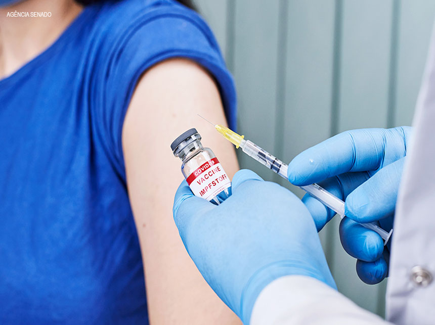 Senador propõe prisão e multa para quem furar fila da vacina