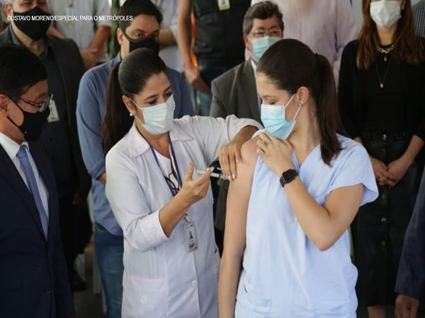 DF começa pelo Hran a vacinação contra a Covid-19; enfermeira recebeu a 1ª dose