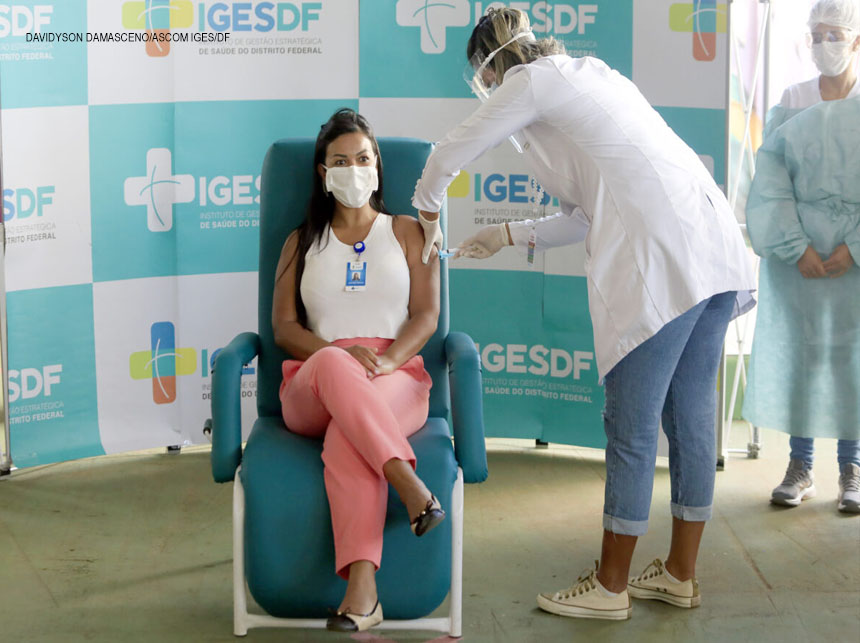 Primeiro dia de vacinação no Hospital de Base