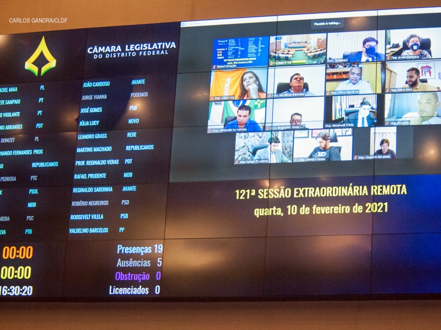 Falta de doses e prioridades na vacinação são debatidas pelos distritais