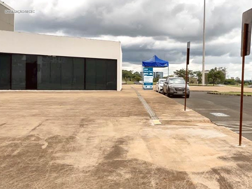 Bibliotecas adotam sistema drive-thru para devolução de livros emprestados