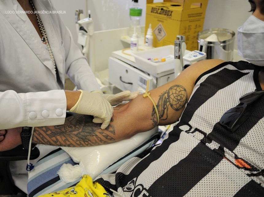 Ibaneis sanciona lei distrital para homenagear doadores e estimular novas doações