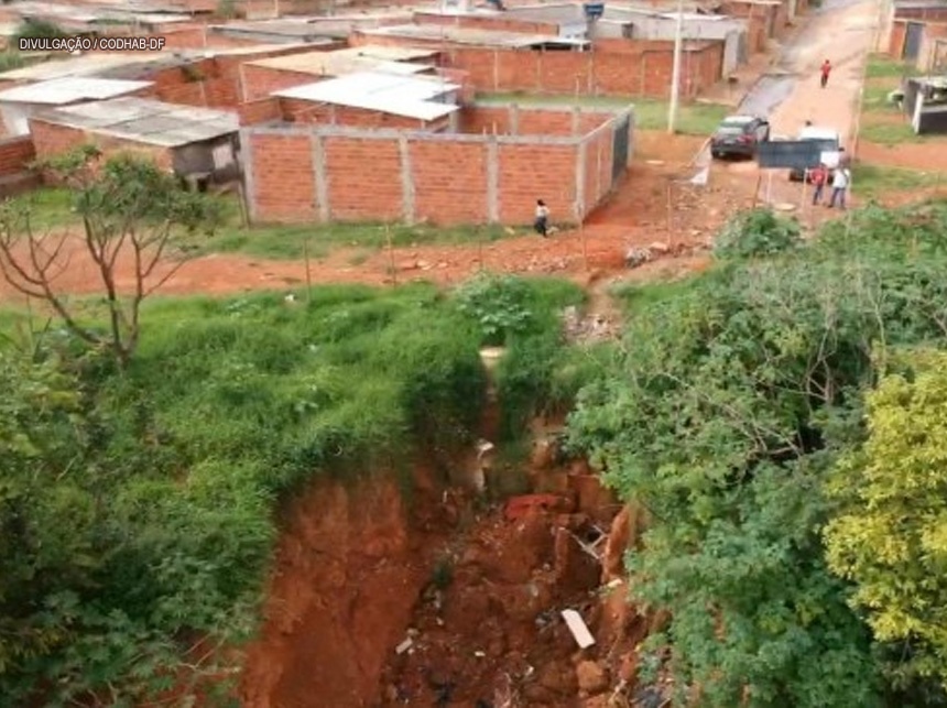 Codhab assina aditivo para restaurar área atingida por erosão em SOl Nascente/ Pôr do Sol
