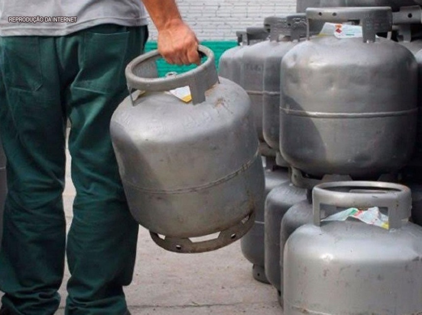 Bolsonaro diz que impostos federais sobre gás e diesel serão zerados