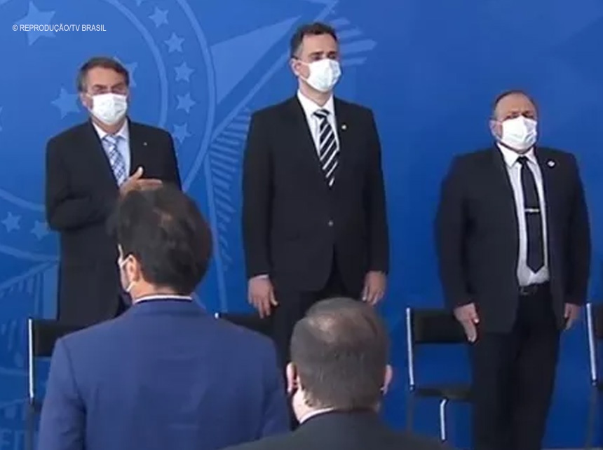 De máscara, Bolsonaro sanciona lei que facilita compra de vacinas contra Covid-19