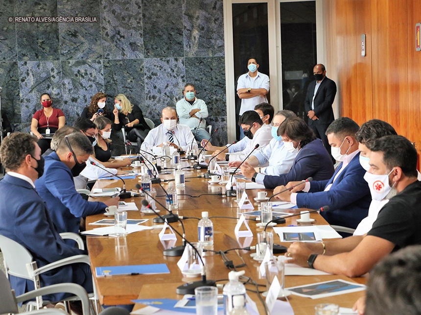 Ibaneis recebe distritais, aborda investimento de R$ 2,7 bi e alinha combate ao covid-19