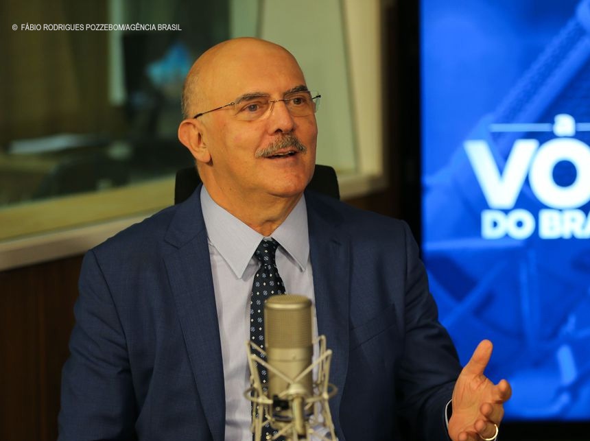 Volta às aulas presenciais será com segurança, afirma Milton Ribeiro