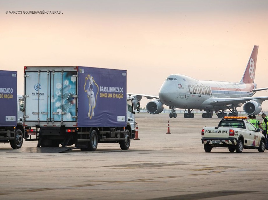 Fiocruz recebe nova remessa de insumo para produção de vacina