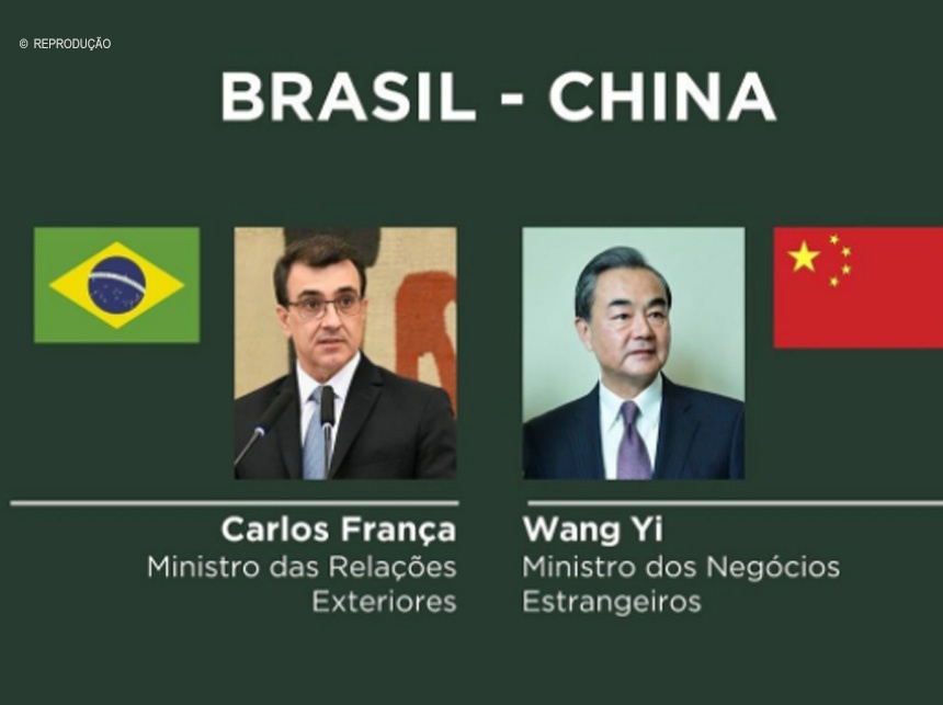 Ministro das Relações Exteriores, Carlos França, recebe ligação do ministro dos Negócios Estrangeiros da China, Wang Yi
