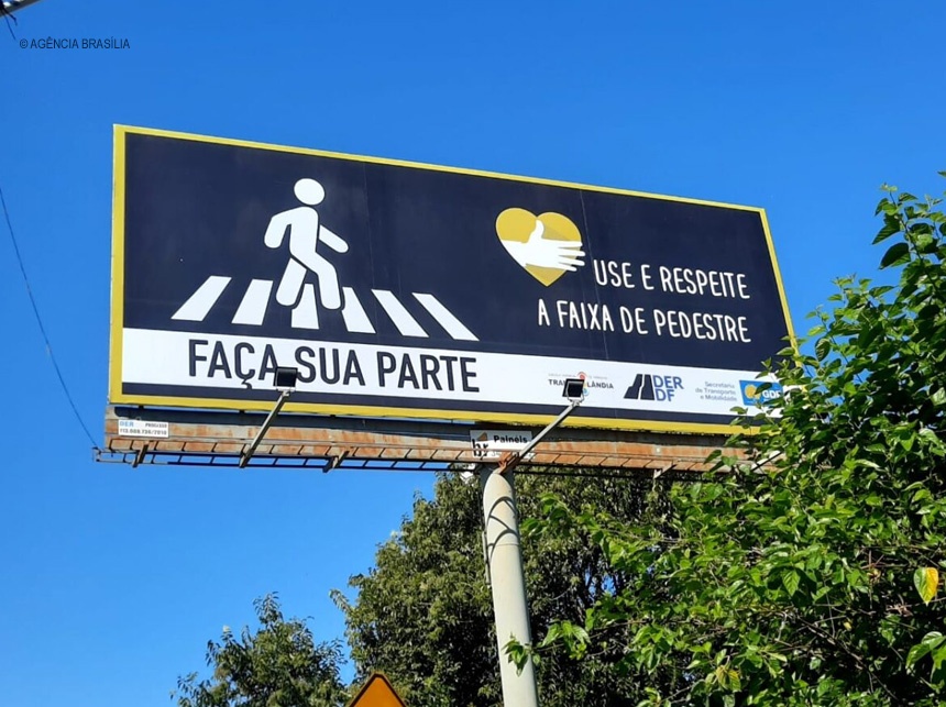 Placas reforçam a importância da faixa de pedestres