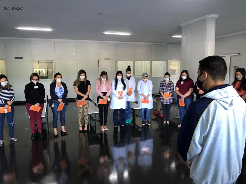 Enfermeiros são homenageados por alunos de Colégio Adventista