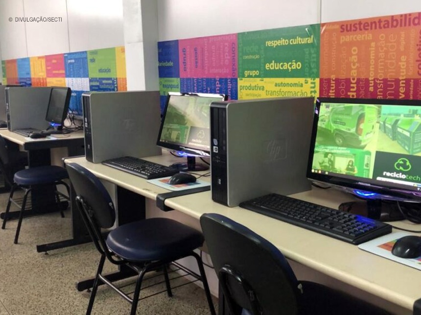 GDF entrega 200 computadores para alunos de baixa renda
