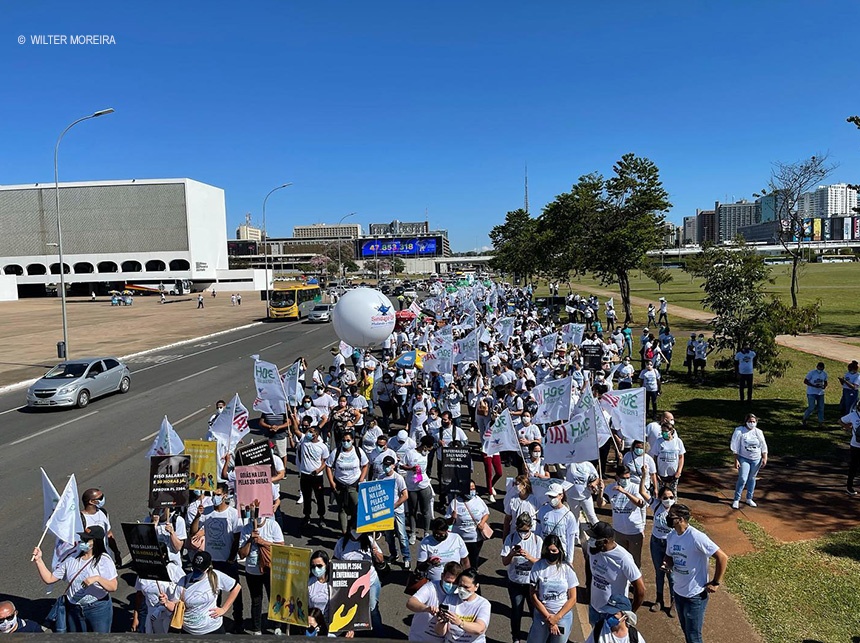 1ª Marcha da Enfermagem reúne profissionais de todo país na Esplanada dos Ministérios