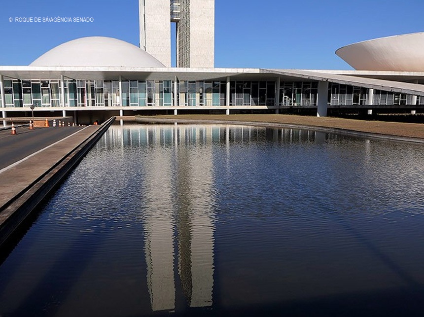Auxílio para internet em escolas públicas é um dos 18 vetos na pauta do Congresso