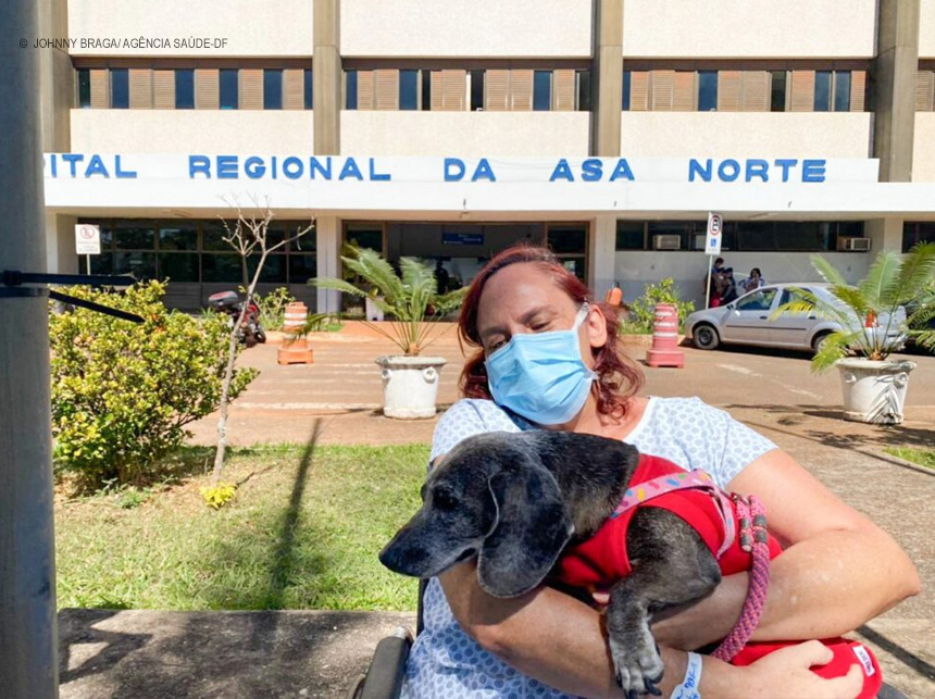 Paciente se emociona ao reencontrar cadela de estimação no HRAN
