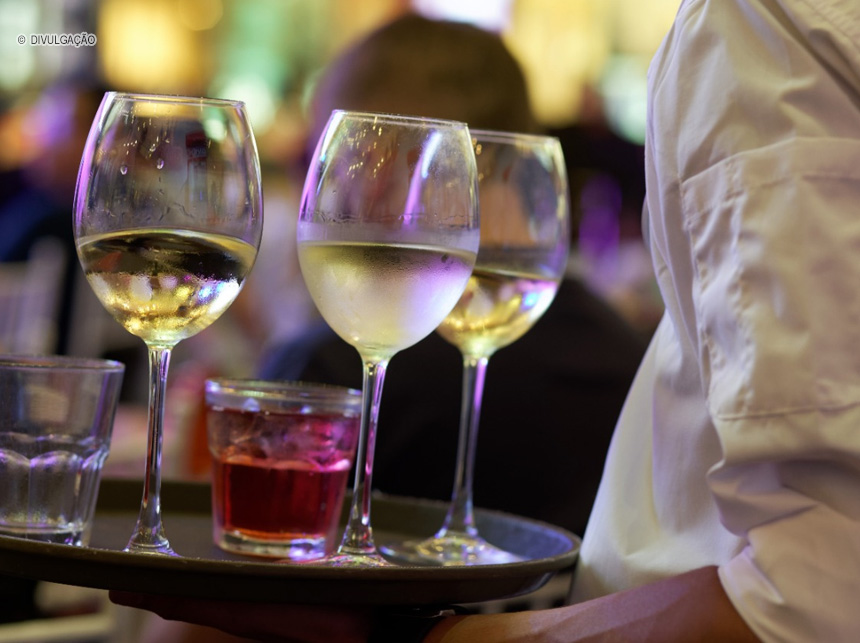 Bares e restaurantes oferecem salários de até R$ 4 mil