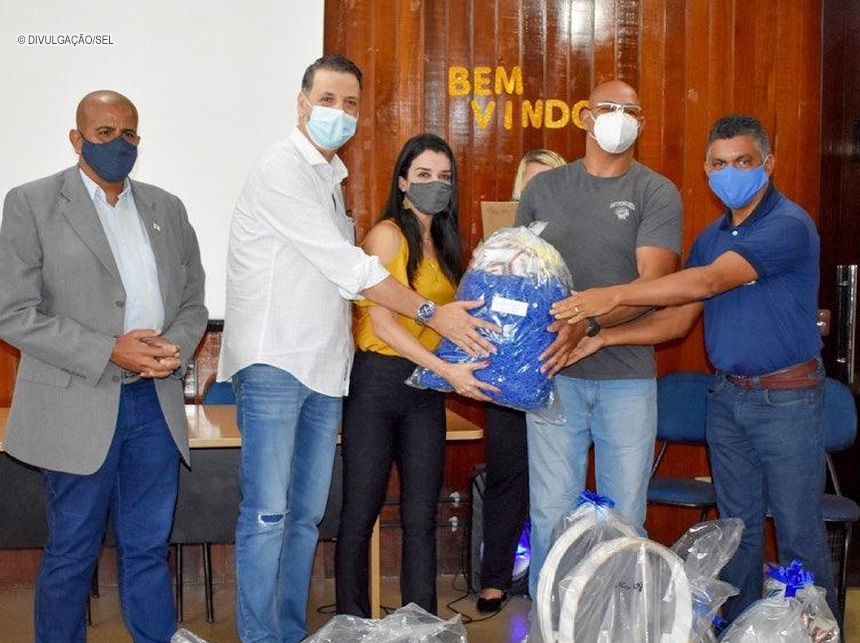 Programa ‘Esporte nas Ruas’ faz doações de material esportivo