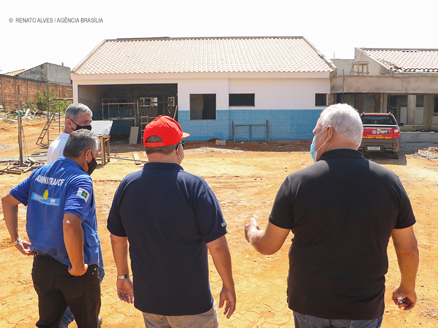 Ibaneis vistoria obras da primeira UPA de Vicente Pires
