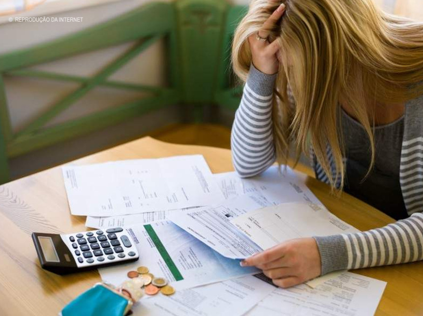 Bolsonaro sanciona lei que protege consumidores do superendividamento