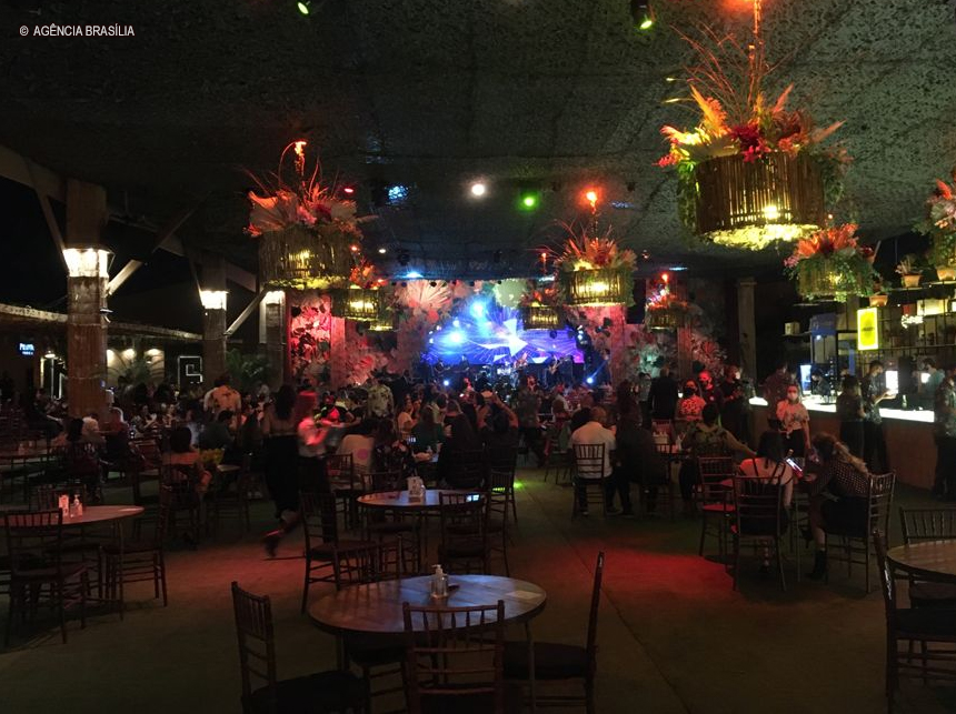 Bares e restaurantes desrespeitam regras sanitárias contra a covid-19