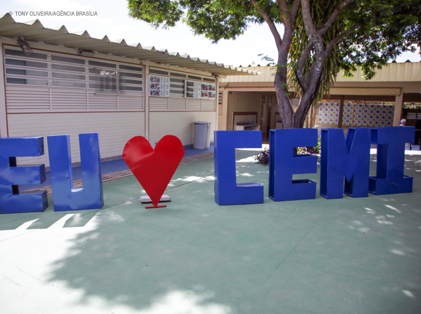 Ensino médio volta presencialmente na segunda-feira (23) no DF