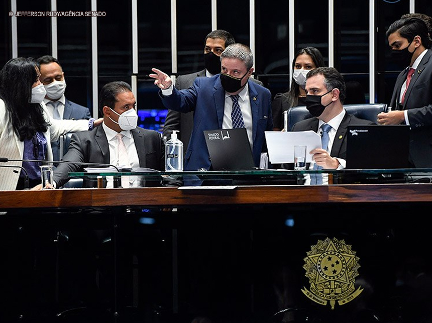 Senado aprova projeto de nova lei de improbidade, que volta à Câmara