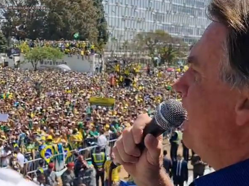 Senador Randolfe ingressa com notícia-crime no STF contra Bolsonaro