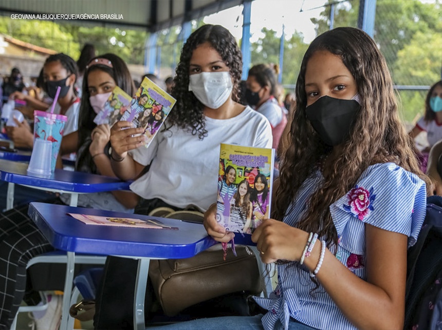 Alunas de escola rural do Recanto das Emas recebem doação de absorventes