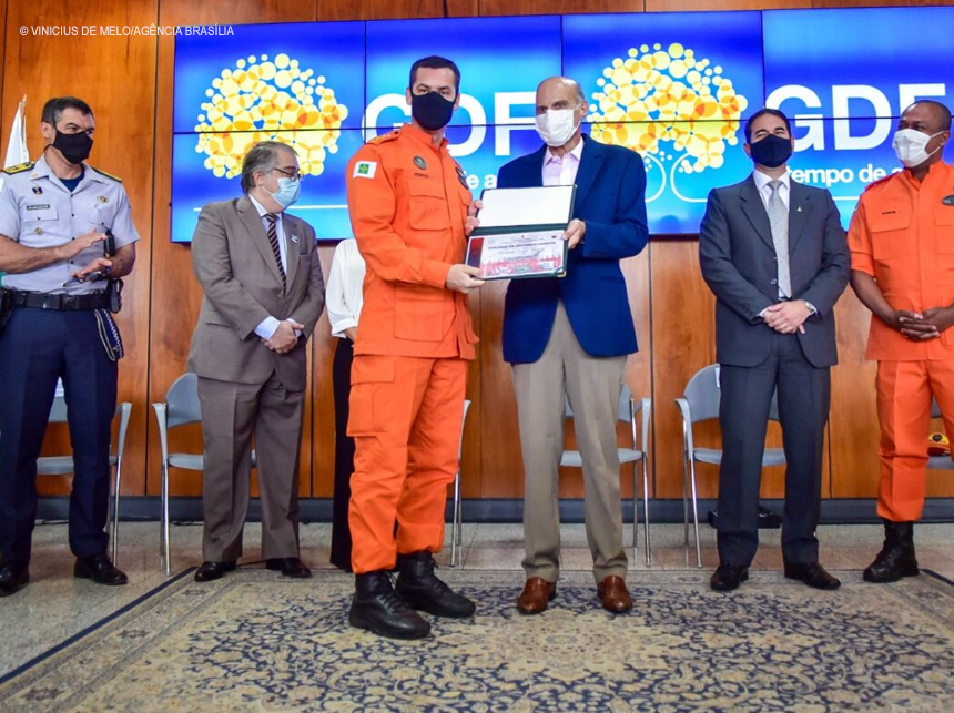 Bombeiros do DF são homenageados por missão no Haiti