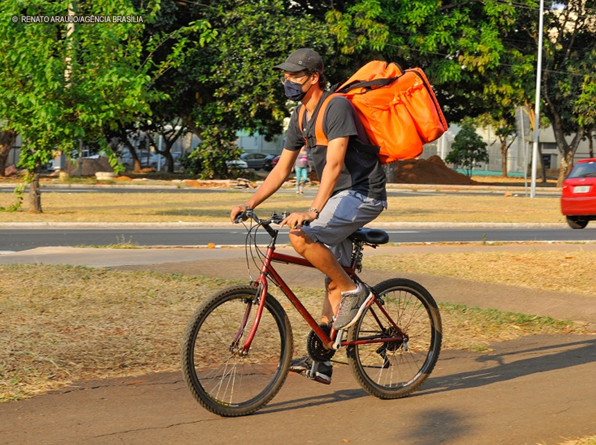 Entregadores de bike vão receber kit de segurança do GDF