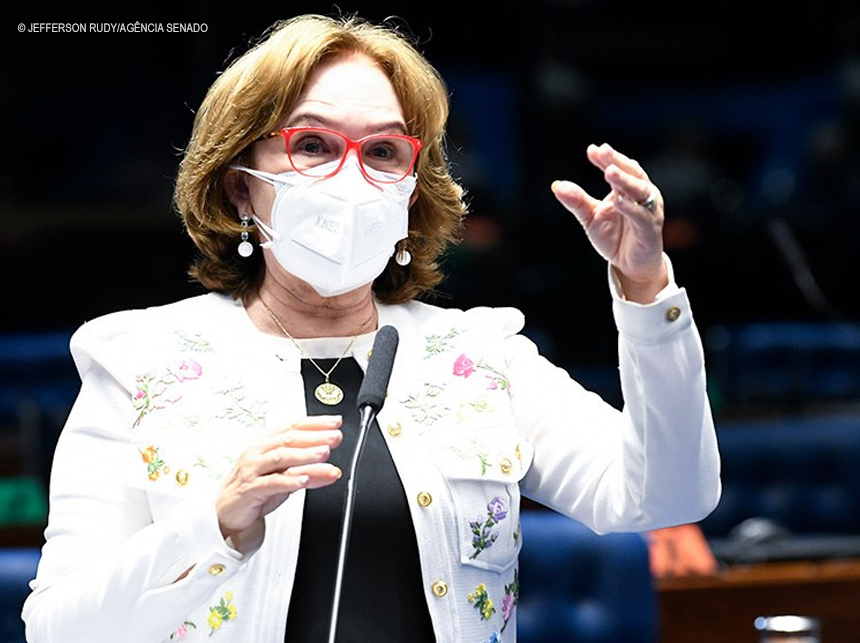 Senadores querem derrubar veto à distribuição de absorventes a pessoas em pobreza extrema